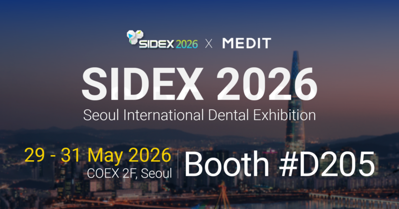 Banner della fiera odontoiatrica internazionale SIDEX 2026 di Seul, con le date 29-31 maggio 2026 e lo stand D205 su uno sfondo che raffigura lo skyline notturno di Seul.
