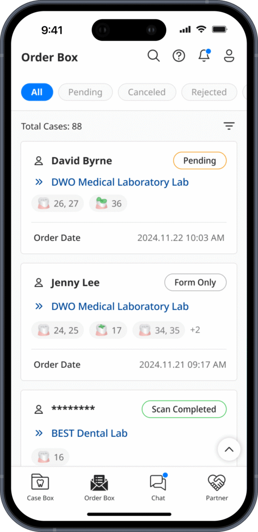 Lista de pruebas de laboratorio en un cuadro: dos solicitudes de análisis: David Byrne (pendiente) y Jenny Lee (solo formulario), con enlaces a los laboratorios y fechas, en la interfaz de usuario de una aplicación móvil.