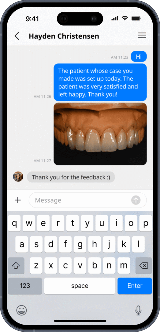 Pantalla de chat en un smartphone en la que se ve un globo de mensaje azul con la palabra «hola» y una foto de la dentadura superior adjunta al chat, con el nombre del paciente en la parte superior.